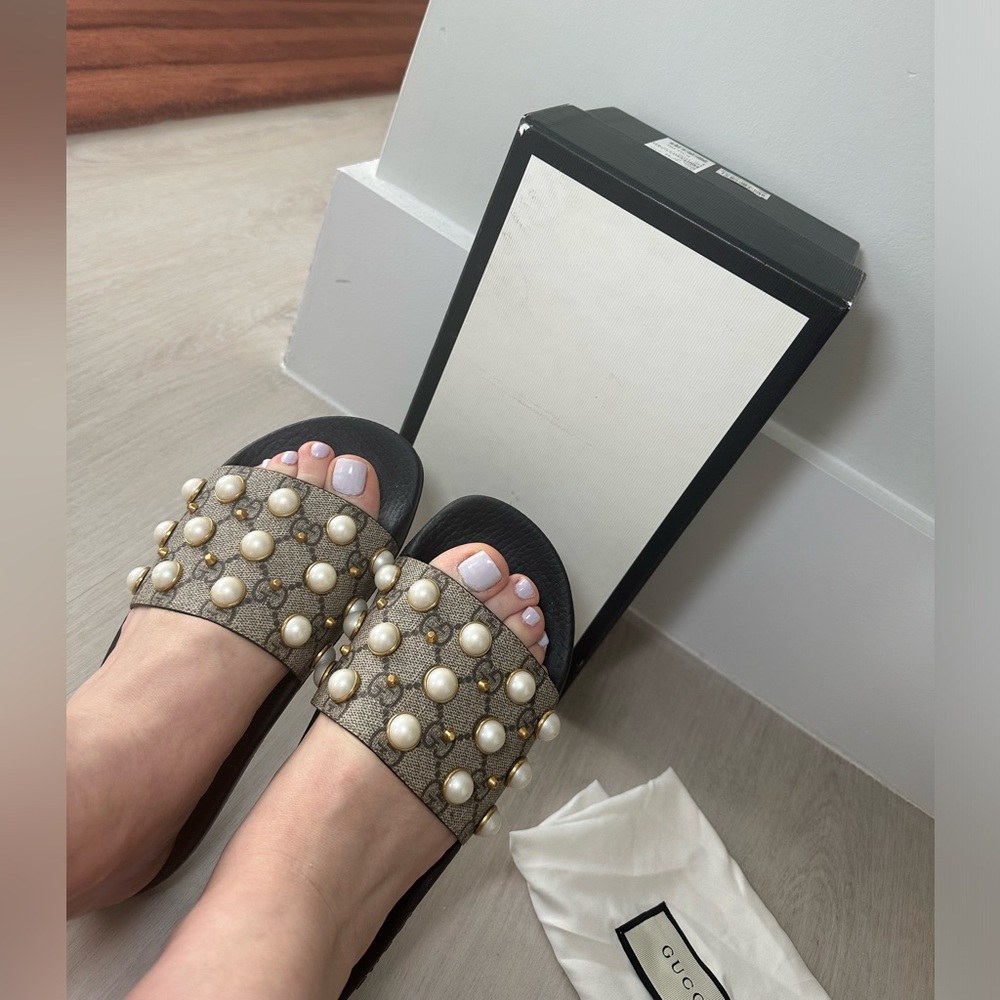 Women's  Gucci Pursuit Pearl Stud Pool Slide Sandals size 7